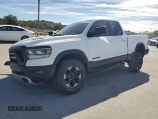 2019 Ram 1500 Rebel z VIN 1C6RRFEG0KN841707, wystawiony jako Copart lot #86986215 z przebiegiem 86 986 mil mil oraz Szkoda całkowita • Salvage title. Historia ofert i sprzedaży dostępna na DreamBid. Obrazek 1.