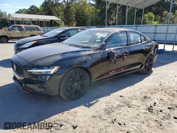 ✅ 2024 Volvo S60 Plus Black Edition • VIN: 7JRL12THXRG315546 • Lot: 89521295. Wystawiony na Copart z przebiegiem 28 561 mil. Bezpłatny archiwum sprzedaży aukcyjnych z USA i szczegółowy raport historii pojazdu na DreamBid. Zdjęcie 1.