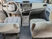 ✅ 2014 Toyota Sienna L • VIN: 5TDZK3DC3ES521452 • Lot: 85360795. Wystawiony na Copart z przebiegiem Nie podano. Bezpłatny archiwum sprzedaży aukcyjnych z USA i szczegółowy raport historii pojazdu na DreamBid. Zdjęcie 8.