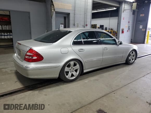 ✅ 2005 Mercedes-Benz E 500 • VIN: WDBUF70J35A654797 • Lot: 68041105. Wystawiony na Copart z przebiegiem 81 694 mil. Bezpłatny archiwum sprzedaży aukcyjnych z USA i szczegółowy raport historii pojazdu na DreamBid. Zdjęcie 3.