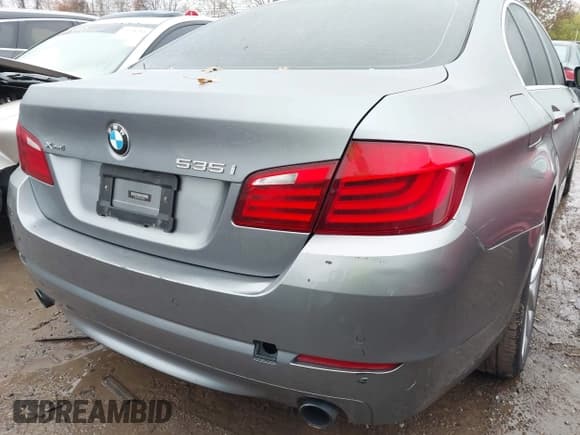 ✅ 2013 BMW 5 Series 535i xDrive • VIN: WBAFU7C57DDU72626 • Lot: 43759303. Wystawiony na IAAI z przebiegiem 197 183 mil. Bezpłatny archiwum sprzedaży aukcyjnych z USA i szczegółowy raport historii pojazdu na DreamBid. Zdjęcie 17.