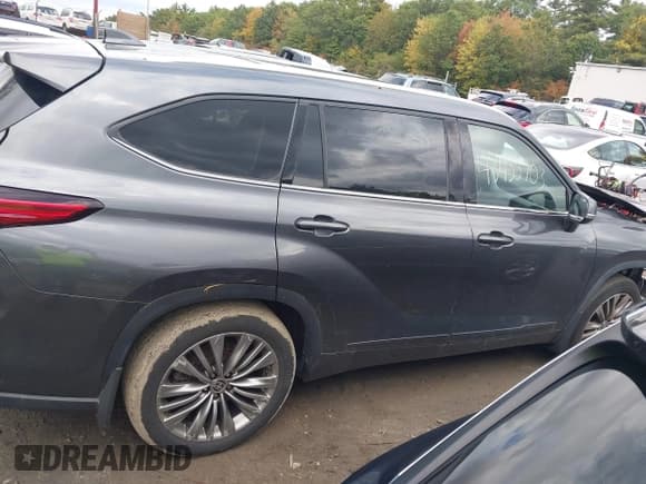 ✅ 2020 Toyota Highlander Platinum • VIN: 5TDFZRBH6LS025137 • Lot: 43432703. Wystawiony na IAAI z przebiegiem 83 999 mil. Bezpłatny archiwum sprzedaży aukcyjnych z USA i szczegółowy raport historii pojazdu na DreamBid. Zdjęcie 14.
