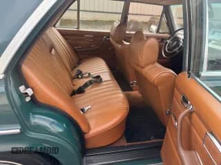 ✅ 1972 Mercedes-Benz 250 • VIN: 11401112012408 • Lot: 79318634. Wystawiony na Copart z przebiegiem 28 458 mil. Bezpłatny archiwum sprzedaży aukcyjnych z USA i szczegółowy raport historii pojazdu na DreamBid. Zdjęcie 6.