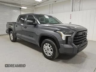 ✅ 2025 Toyota Tundra SR5 • VIN: 5TFLA5DBXSX318091 • Лот: 91381665. Опубликован ранее на Copart с пробегом 7 426 миль. Бесплатный доступ к архиву аукционных продаж из США и подробный отчёт об истории автомобиля на DreamBid. Изображение 4.