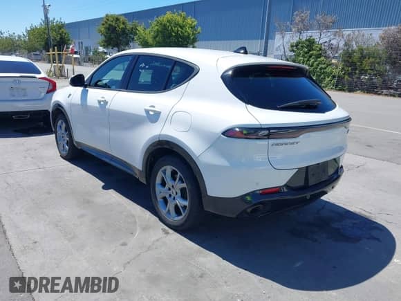 2024 Dodge Hornet R/T z VIN ZACPDFCW9R3A28545, wystawiony jako IAAI lot #42901439 z przebiegiem 23 660 mil mil oraz . Historia ofert i sprzedaży dostępna na DreamBid. Obrazek 3.