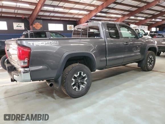 ✅ 2016 Toyota Tacoma SR5 • VIN: 5TFSZ5AN0GX032003 • Лот: 93879265. Опубликован ранее на Copart с пробегом 225 861 миль. Бесплатный доступ к архиву аукционных продаж из США и подробный отчёт об истории автомобиля на DreamBid. Изображение 3.