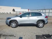 ✅ 2025 Toyota Corolla Cross L • VIN: 7MUAAAAG2SV131956 • Lot: 43245230. Wystawiony na IAAI z przebiegiem 7 024 mil. Bezpłatny archiwum sprzedaży aukcyjnych z USA i szczegółowy raport historii pojazdu na DreamBid. Zdjęcie 14.