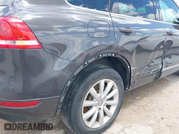 ✅ 2012 Volkswagen Touareg Lux • VIN: WVGEF9BP5CD010017 • Lot: 42374163. Listed on IAAI with 183,950 mi. Free auction sales archive from the USA and detailed vehicle history report at DreamBid. Image 18.