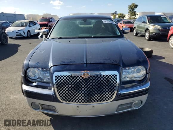 ✅ 2006 Chrysler 300 C • VIN: 2C3KA63H26H388643 • Lot: 90763535. Wystawiony na Copart z przebiegiem 133 410 mil. Bezpłatny archiwum sprzedaży aukcyjnych z USA i szczegółowy raport historii pojazdu na DreamBid. Zdjęcie 5.