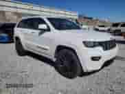 2020 Jeep Grand Cherokee Altitude z VIN 1C4RJFAG8LC222128, wystawiony jako Copart lot #87062915 z przebiegiem 114 000 mil mil oraz Szkoda całkowita • Salvage title. Historia ofert i sprzedaży dostępna na DreamBid. Obrazek 4.