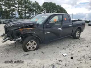 2009 Dodge 1500 SLT z VIN 1D3HB13P29S780815, wystawiony jako Copart lot #68671294 z przebiegiem 224 828 mil mil oraz Szkoda całkowita • Salvage title. Historia ofert i sprzedaży dostępna na DreamBid. Obrazek 1.