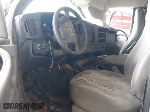 ✅ 2014 GMC Savana Cargo • VIN: 1GTW7FCA9E1906226 • Lot: 41214520. Wystawiony na IAAI z przebiegiem 120 794 mil. Bezpłatny archiwum sprzedaży aukcyjnych z USA i szczegółowy raport historii pojazdu na DreamBid. Zdjęcie 5.