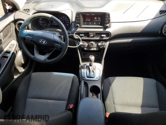 ✅ 2020 Hyundai Kona SE • VIN: KM8K12AA4LU506514 • Lot: 46989344. Wystawiony na Copart z przebiegiem 55 826 mil. Bezpłatny archiwum sprzedaży aukcyjnych z USA i szczegółowy raport historii pojazdu na DreamBid. Zdjęcie 8.