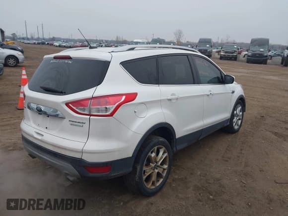 ✅ 2015 Ford Escape Titanium • VIN: 1FMCU0J93FUB60403 • Lot: 43720754. Wystawiony na IAAI z przebiegiem 147 823 mil. Bezpłatny archiwum sprzedaży aukcyjnych z USA i szczegółowy raport historii pojazdu na DreamBid. Zdjęcie 4.