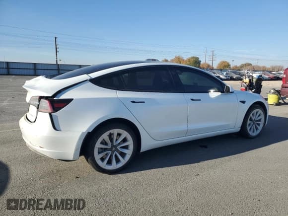 ✅ 2022 Tesla Model 3 Long Range • VIN: 5YJ3E1EB9NF298183 • Lot: 92124135. Wystawiony na Copart z przebiegiem 17 949 mil. Bezpłatny archiwum sprzedaży aukcyjnych z USA i szczegółowy raport historii pojazdu na DreamBid. Zdjęcie 3.