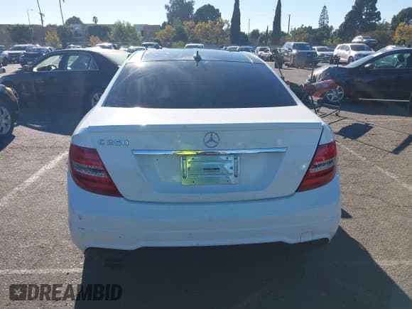✅ 2015 Mercedes-Benz C 250 • VIN: WDDGJ4HB8FG405408 • Lot: 43176512. Wystawiony na IAAI z przebiegiem 131 616 mil. Bezpłatny archiwum sprzedaży aukcyjnych z USA i szczegółowy raport historii pojazdu na DreamBid. Zdjęcie 16.
