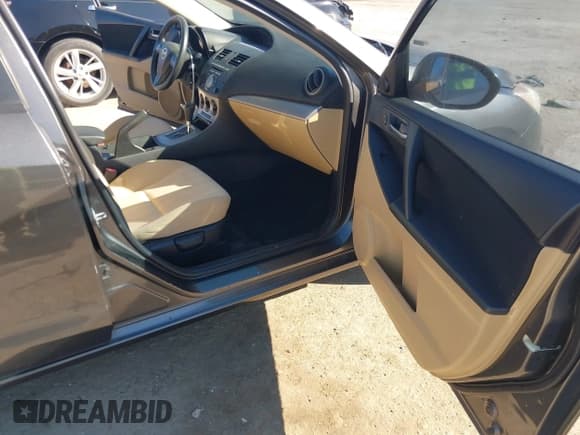 ✅ 2010 Mazda 3 i Touring • VIN: JM1BL1SF1A1108792 • Lot: 43605638. Wystawiony na IAAI z przebiegiem 138 420 mil. Bezpłatny archiwum sprzedaży aukcyjnych z USA i szczegółowy raport historii pojazdu na DreamBid. Zdjęcie 5.