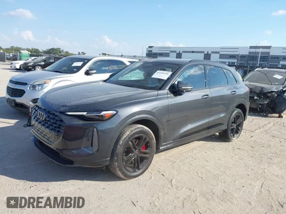 ✅ 2025 Audi Q5 Premium Plus • VIN: WA12AAGU6S2020551 • Lot: 43399256. Wystawiony na IAAI z przebiegiem 556 mil. Bezpłatny archiwum sprzedaży aukcyjnych z USA i szczegółowy raport historii pojazdu na DreamBid. Zdjęcie 2.
