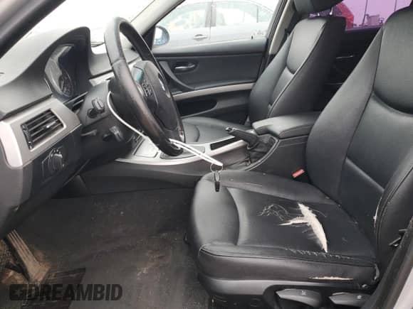 2006 BMW 3 Series z VIN WBAVB53506KW28882, wystawiony jako Copart lot #90470905 z przebiegiem 240 656 mil mil oraz Czysty tytuł • Clean title. Historia ofert i sprzedaży dostępna na DreamBid. Obrazek 7.