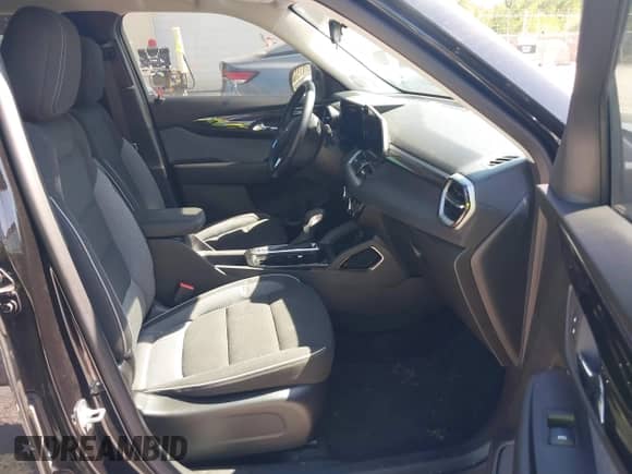 2024 Chevrolet TrailBlazer LT с VIN KL79MPS25RB216931, выставлен на аукционе IAAI как лот 43365289 с пробегом 27 060 миль миль и . История ставок и продаж доступна на DreamBid. Изображение 5.