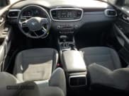 ✅ 2019 Kia Sorento L • VIN: 5XYPG4A37KG527976 • Lot: 83943645. Wystawiony na Copart z przebiegiem 115 349 mil. Bezpłatny archiwum sprzedaży aukcyjnych z USA i szczegółowy raport historii pojazdu na DreamBid. Zdjęcie 8.