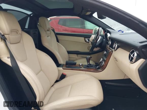 ✅ 2014 Mercedes-Benz SLK 250 • VIN: WDDPK4HA7EF081313 • Lot: 41520329. Wystawiony na IAAI z przebiegiem 53 031 mil. Bezpłatny archiwum sprzedaży aukcyjnych z USA i szczegółowy raport historii pojazdu na DreamBid. Zdjęcie 5.