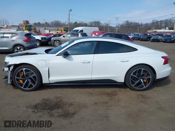 ✅ 2024 Audi RS e-tron GT • VIN: WAUBHBFW2R7900800 • Lot: 41665644. Wystawiony na IAAI z przebiegiem 9 474 mil. Bezpłatny archiwum sprzedaży aukcyjnych z USA i szczegółowy raport historii pojazdu na DreamBid. Zdjęcie 14.