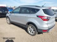 ✅ 2018 Ford Escape SE • VIN: 1FMCU9GD0JUA82249 • Lot: 43160876. Wystawiony na IAAI z przebiegiem 114 970 mil. Bezpłatny archiwum sprzedaży aukcyjnych z USA i szczegółowy raport historii pojazdu na DreamBid. Zdjęcie 3.