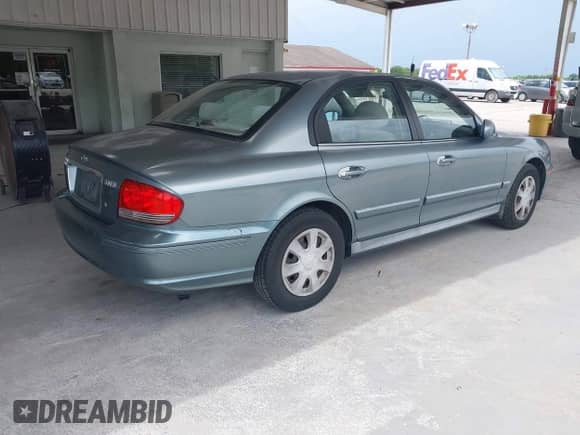 2004 Hyundai Sonata with VIN KMHWF25H64A045393, listed as a IAAI auction lot 42645956 with 114,112 mi miles and . Bid and sale history available at DreamBid. Image 4.