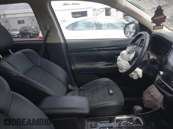 ✅ 2020 Mitsubishi Outlander SE • VIN: JA4AD3A33LZ048315 • Lot: 34935527. Wystawiony na IAAI z przebiegiem 13 986 mil. Bezpłatny archiwum sprzedaży aukcyjnych z USA i szczegółowy raport historii pojazdu na DreamBid. Zdjęcie 5.