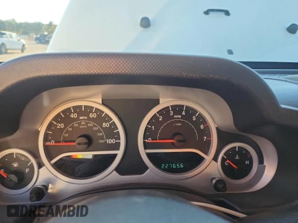 ✅ 2010 Jeep Wrangler Unlimited Sahara • VIN: 1J4HA5H19AL214182 • Lot: 91883275. Wystawiony na Copart z przebiegiem 227 656 mil. Bezpłatny archiwum sprzedaży aukcyjnych z USA i szczegółowy raport historii pojazdu na DreamBid. Zdjęcie 9.