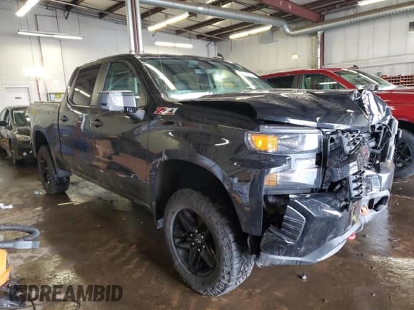 ✅ 2022 Chevrolet Silverado 1500 Custom Trail Boss • VIN: 3GCPYCEL2NG110871 • Lot: 44859705. Wystawiony na Copart z przebiegiem 82 790 mil. Bezpłatny archiwum sprzedaży aukcyjnych z USA i szczegółowy raport historii pojazdu na DreamBid. Zdjęcie 4.