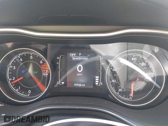 ✅ 2020 Jeep Cherokee Latitude • VIN: 1C4PJLCB6LD577493 • Lot: 43118029. Wystawiony na IAAI z przebiegiem 97 938 mil. Bezpłatny archiwum sprzedaży aukcyjnych z USA i szczegółowy raport historii pojazdu na DreamBid. Zdjęcie 7.