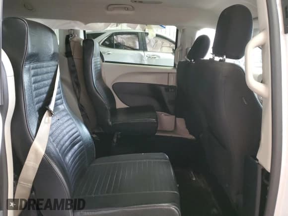 ✅ 2022 Chrysler Voyager LX • VIN: 2C4RC1CGXNR158890 • Lot: 66863195. Wystawiony na Copart z przebiegiem 99 645 mil. Bezpłatny archiwum sprzedaży aukcyjnych z USA i szczegółowy raport historii pojazdu na DreamBid. Zdjęcie 11.