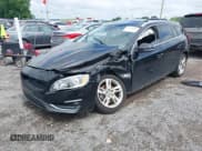 ✅ 2015 Volvo V60 T5 Drive-E Premier • VIN: YV140MEK9F1257254 • Lot: 42559842. Wystawiony na IAAI z przebiegiem Nie podano. Bezpłatny archiwum sprzedaży aukcyjnych z USA i szczegółowy raport historii pojazdu na DreamBid. Zdjęcie 2.