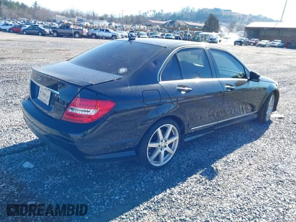 ✅ 2014 Mercedes-Benz C 250 Sport • VIN: WDDGF4HB5EA939260 • Lot: 43856292. Wystawiony na IAAI z przebiegiem 120 182 mil. Bezpłatny archiwum sprzedaży aukcyjnych z USA i szczegółowy raport historii pojazdu na DreamBid. Zdjęcie 4.