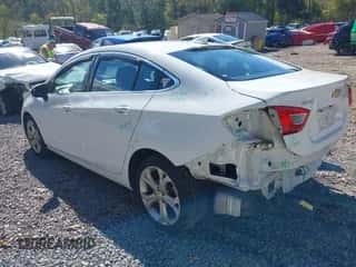 2017 Chevrolet Cruze Premier z VIN 1G1BF5SM2H7229912, wystawiony jako IAAI lot #43400083 z przebiegiem 221 086 mil mil oraz . Historia ofert i sprzedaży dostępna na DreamBid. Obrazek 3.