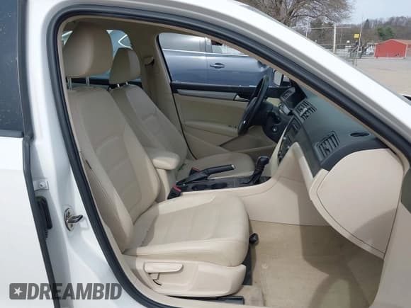 ✅ 2014 Volkswagen Passat S • VIN: 1VWAP7A33EC017587 • Lot: 41838053. Wystawiony na IAAI z przebiegiem 100 000 mil. Bezpłatny archiwum sprzedaży aukcyjnych z USA i szczegółowy raport historii pojazdu na DreamBid. Zdjęcie 5.