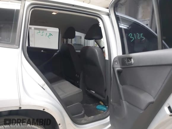 ✅ 2013 Volkswagen Tiguan S • VIN: WVGAV3AX2DW625324 • Лот: 43459320. Опубликован ранее на IAAI с пробегом 90 568 миль. Бесплатный доступ к архиву аукционных продаж из США и подробный отчёт об истории автомобиля на DreamBid. Изображение 8.