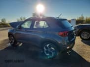 ✅ 2024 Hyundai Venue SEL • VIN: KMHRC8A39RU279939 • Lot: 90418435. Wystawiony na Copart z przebiegiem 47 085 mil. Bezpłatny archiwum sprzedaży aukcyjnych z USA i szczegółowy raport historii pojazdu na DreamBid. Zdjęcie 2.