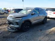✅ 2024 Buick Encore GX Sport Touring • VIN: KL4AMESL2RB187153 • Lot: 42483236. Wystawiony na IAAI z przebiegiem Nie podano. Bezpłatny archiwum sprzedaży aukcyjnych z USA i szczegółowy raport historii pojazdu na DreamBid. Zdjęcie 2.