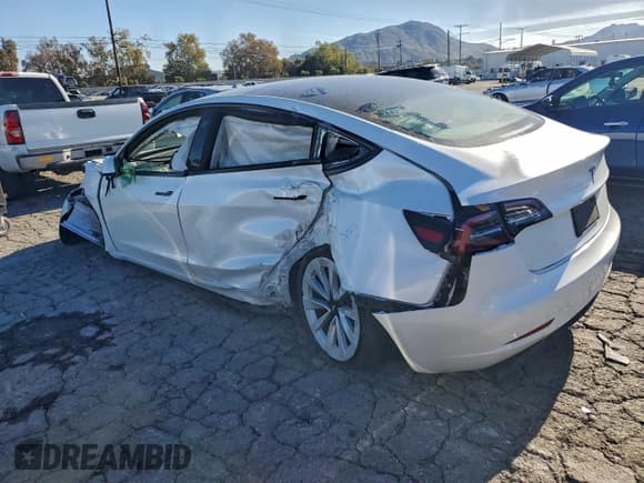 ✅ 2022 Tesla Model 3 • VIN: 5YJ3E1EA6NF242550 • Лот: 94289615. Опубликован ранее на Copart с пробегом 18 676 миль. Бесплатный доступ к архиву аукционных продаж из США и подробный отчёт об истории автомобиля на DreamBid. Изображение 2.