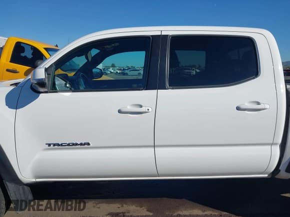 ✅ 2021 Toyota Tacoma TRD Off Road • VIN: 3TMCZ5AN8MM409800 • Лот: 43807201. Опубликован ранее на IAAI с пробегом 27 798 миль. Бесплатный доступ к архиву аукционных продаж из США и подробный отчёт об истории автомобиля на DreamBid. Изображение 14.