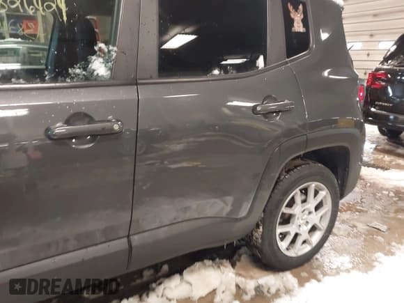 ✅ 2022 Jeep Renegade Latitude • VIN: ZACNJDB14NPN72364 • Lot: 43826424. Wystawiony na IAAI z przebiegiem 77 154 mil. Bezpłatny archiwum sprzedaży aukcyjnych z USA i szczegółowy raport historii pojazdu na DreamBid. Zdjęcie 6.