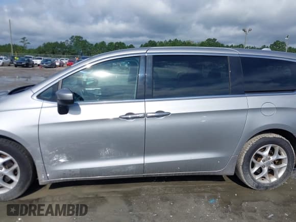 ✅ 2017 Chrysler Pacifica Touring L • VIN: 2C4RC1BG8HR803364 • Lot: 42988613. Wystawiony na IAAI z przebiegiem 51 533 mil. Bezpłatny archiwum sprzedaży aukcyjnych z USA i szczegółowy raport historii pojazdu na DreamBid. Zdjęcie 15.