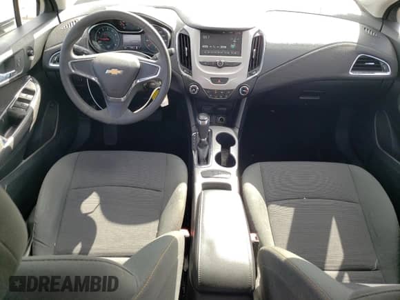 2017 Chevrolet Cruze LS z VIN 1G1BC5SM0H7133429, wystawiony jako Copart lot #82225725 z przebiegiem 161 844 mil mil oraz Szkoda całkowita • Salvage title. Historia ofert i sprzedaży dostępna na DreamBid. Obrazek 8.