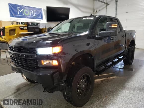 ✅ 2020 Chevrolet Silverado 1500 Custom Trail Boss • VIN: 1GCPYCEF8LZ210125 • Лот: 92731965. Опубликован ранее на Copart с пробегом 61 988 миль. Бесплатный доступ к архиву аукционных продаж из США и подробный отчёт об истории автомобиля на DreamBid. Изображение 1.