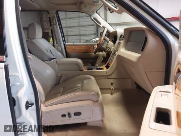 ✅ 2008 Lincoln Navigator • VIN: 5LMFU28528LJ10738 • Lot: 43237144. Wystawiony na IAAI z przebiegiem 235 766 mil. Bezpłatny archiwum sprzedaży aukcyjnych z USA i szczegółowy raport historii pojazdu na DreamBid. Zdjęcie 5.