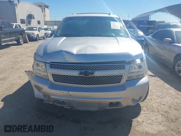 ✅ 2014 Chevrolet Suburban LS • VIN: 1GNSCHE06ER165763 • Lot: 43473605. Wystawiony na IAAI z przebiegiem 199 541 mil. Bezpłatny archiwum sprzedaży aukcyjnych z USA i szczegółowy raport historii pojazdu na DreamBid. Zdjęcie 12.