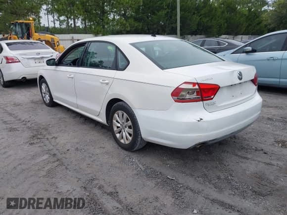 ✅ 2013 Volkswagen Passat Wolfsburg Edition • VIN: 1VWAH7A35DC044480 • Лот: 42924580. Опубликован ранее на IAAI с пробегом 180 534 миль. Бесплатный доступ к архиву аукционных продаж из США и подробный отчёт об истории автомобиля на DreamBid. Изображение 3.